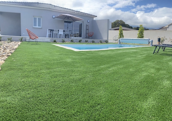 Piscina a l'aire lliure i piscina climatitzada