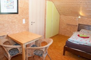 2 Schlafzimmer, Reisekinderbett, kostenloses WLAN, Bettwäsche