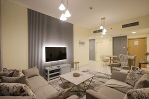 经典公寓 | 起居区 | 50-英寸纯平电视（配备有线频道）、电视、Netflix