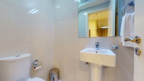 Classic Apartment | Bathroom | Separate tub and shower, hair dryer, towels - 403 Park Central (Dubai)