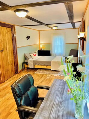 2 bedrooms, desk, iron/ironing board, free WiFi