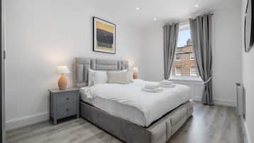 1 habitación, escritorio, tabla de planchar con plancha y cuna de viaje