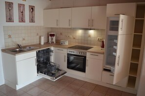 Kühlschrank, Mikrowelle, Ofen, Geschirrspüler