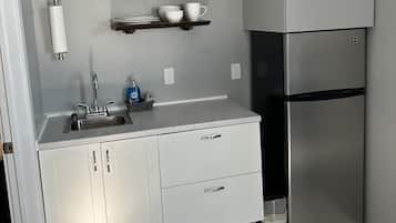Kühlschrank, Mikrowelle, Wasserkocher mit Kaffee-/Teezubehör