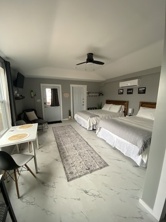 1 bedroom, free WiFi, bed sheets. Chapel Suites - 2 Queen Suite