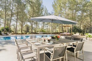 Outdoor dining - Charming Villa in the Nature of Santa Gertrudis (Islas Baleares)