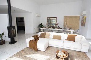 TV, fireplace - Charming Villa in the Nature of Santa Gertrudis (Islas Baleares)
