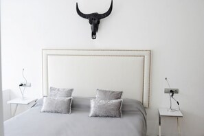 6 bedrooms, in-room safe, WiFi, bed sheets