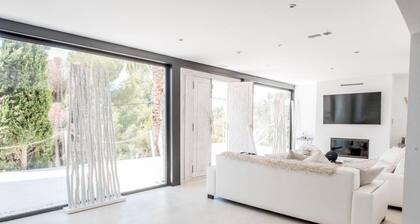 Balinese Villa with big external Jacuzzi - close to Cala Llonga beach