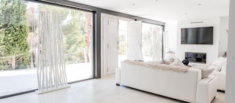 Balinese Villa with big external Jacuzzi - close to Cala Llonga beach