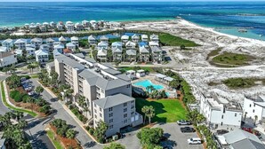 Vista aérea de un hotel costero con varias construcciones, piscina y zona de playa.