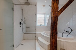 Dusche, Haartrockner, Handtücher, Toilettenpapier