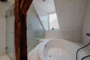 Shower, hair dryer, towels, toilet paper - Luxurious and stylish vacation apartment in a prime location in Bremen (Bremen)