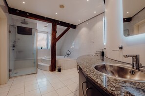 Shower, hair dryer, towels, toilet paper - Luxurious and stylish vacation apartment in a prime location in Bremen (Bremen)