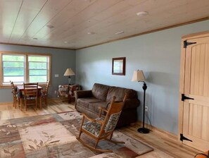 TV connectée, lecteur de DVD, livres, vidéothèque