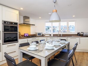 Cottage | Private kitchen - Seaview (Dartmouth)
