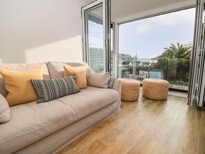 Cottage | Interior - Seaview (Dartmouth)