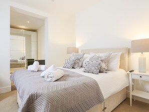 4 bedrooms, individually decorated, individually furnished, free WiFi - Seaview (Dartmouth)