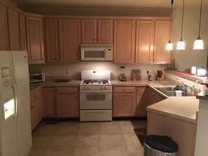 Kjøleskap, mikrobølgeovn, ovn og kokeplater