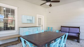 Outdoor dining - Charming home, downtown Mineral Wells (Mineral Wells)