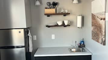 Kühlschrank, Mikrowelle, Wasserkocher mit Kaffee-/Teezubehör