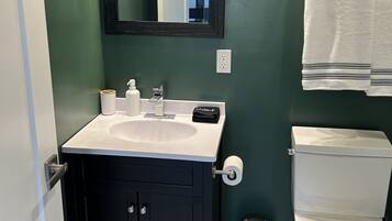 Whirlpool, Haartrockner, Handtücher, Seife