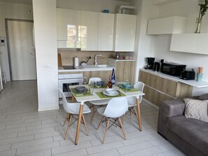 Kylskåp, mikrovågsugn, ugn och spishäll