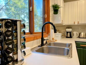 Fridge, microwave, oven, stovetop - HotTub&GameRm&Traeger Smoker-15 min 2 Mt Snow, Across from Golf, 5 min to Lake (Wilmington)