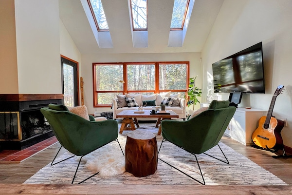 Two story living room with 70" smarttv, premium directtv and bluetooth turntable