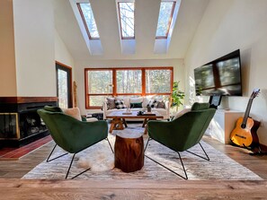 Smart TV - HotTub&GameRm&Traeger Smoker-15 min 2 Mt Snow, Across from Golf, 5 min to Lake (Wilmington)