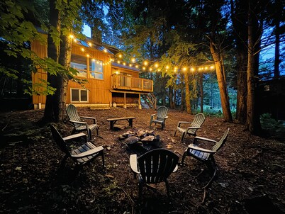 HotTub&GameRm&Traeger Smoker-15 min 2 Mt Snow, Across from Golf, 5 min to Lake