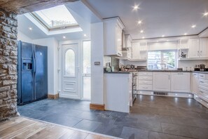 Cottage (2 Bedrooms) | Private kitchen | Microwave, oven, stovetop, dishwasher - Sea View - 2 Bedroom Cottage - Wisemans Bridge (Saundersfoot)