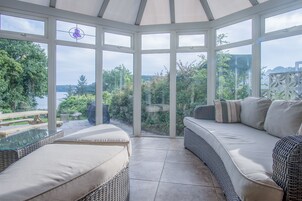 32-inch flat-screen TV with cable channels, TV