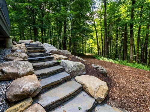 Hupi House: A Peaceful, Wooded, Lakeside Sanctuary
