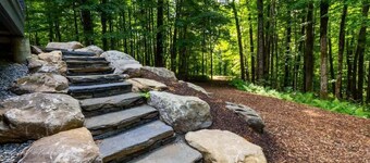 Hupi House: A Peaceful, Wooded, Lakeside Sanctuary