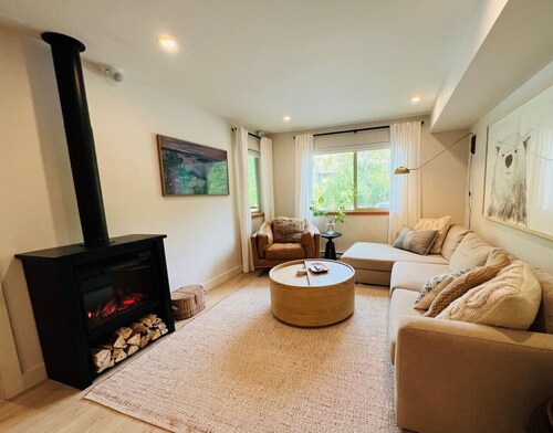 Creekside 2BR:Sleeps 6, Patio + BBQ & Free Parking,Pool, Near Shops and Lakes!