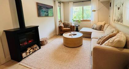 Creekside 2BR:Sleeps 6, Patio + BBQ & Free Parking,Pool, Near Shops and Lakes!