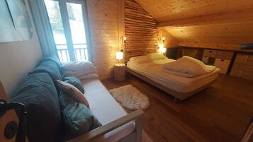 2 bedrooms, travel cot, free WiFi