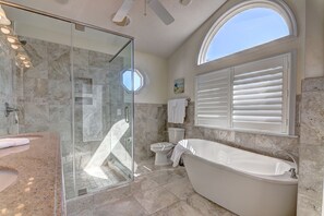 Een douche, een bubbelbad, handdoeken