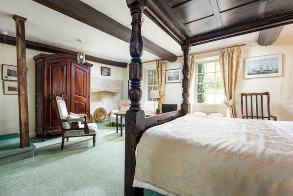 7 bedrooms, in-room safe, iron/ironing board, travel cot