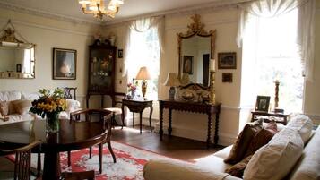 Smart-TV, Kamin, Bücher, Musikbibliothek