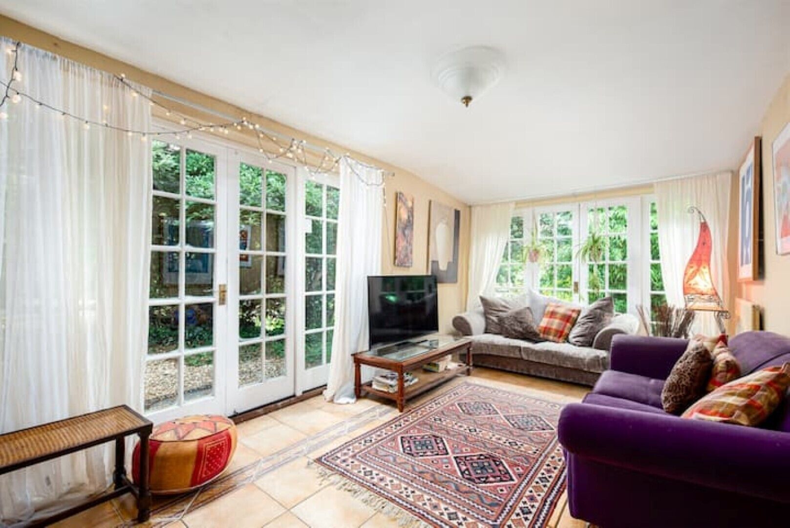 Smart-TV, Kamin, Bücher, Musikbibliothek