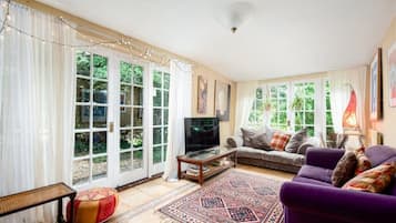 Smart-TV, Kamin, Bücher, Musikbibliothek