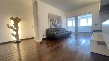 Apartament panoràmic | Sala d'estar | Televisor intel·ligent