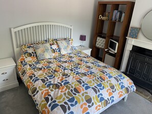 1 Schlafzimmer, Schreibtisch, Bügeleisen/Bügelbrett, Reisekinderbett
