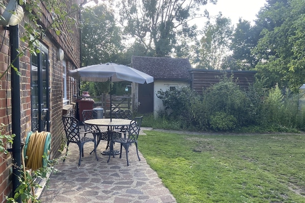 The Annexe@Woodland Outdoor Patio/Dining Area with Table, Chairs & Parasol