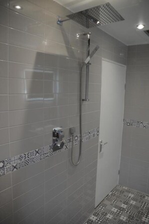 Shower, hair dryer, towels, soap - The Annexe @ Woodland (Bury)