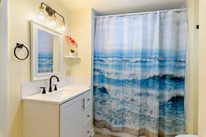 Combined shower/bathtub, hair dryer, towels