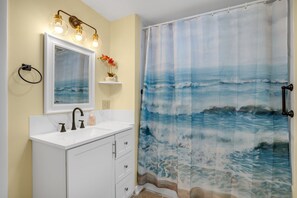 Combined shower/tub, hair dryer, towels