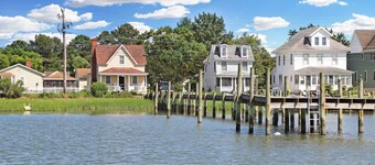 Almost Heaven - Pet friendly; Waterfront home!